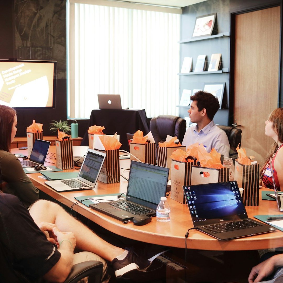 Individuelle Softwarelösungen - Softwareentwicklung nach Maß, Anpassungen und Schnittstellen Mitarbeiter im Meeting