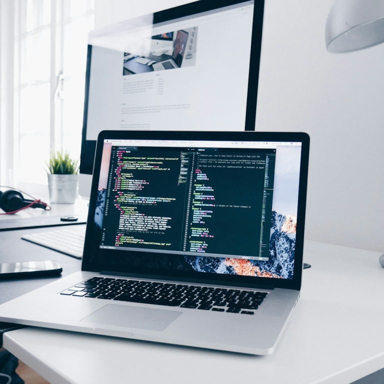 Auftragsprogrammierung - individuelle Software erstellen lassen Bildschirm mit Programmiercode